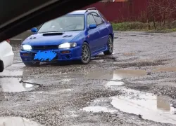 Жительница Новороссийска оценила состояние дорог: "Уже не неудобно, а прямая угроза безопасности"