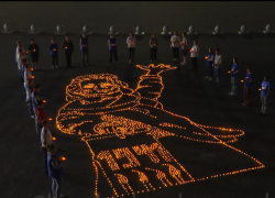 Картина «Родина-мать зовёт» зажглась сотнями свечей в Новороссийске