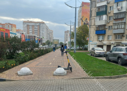 Зачем им парковка: новороссийцы разбрасывают самокаты, как попало 