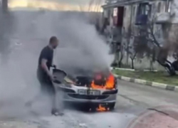 Пожар средь бела дня: в Новороссийске загорелся автомобиль 