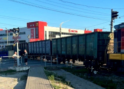 В Новороссийске с рельсов сошёл состав тепловоза: город встал в пробку