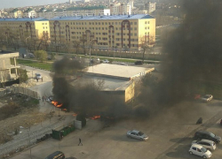 Пожар рядом с АЗС в Новороссийске потушили до приезда пожарных