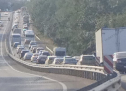 Огромная пробка собралась на въезде в Новороссийск 