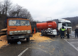 Бензовоз влетел в припаркованный зерновоз в Новороссийске