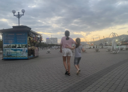 На ремонт тротуара на набережной Новороссийска в разгар лета выделено почти 3 млн рублей