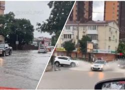 Машины плывут по дорогам Новороссийска из-за потопа 