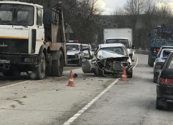 Легковушка превратилась в груду мусора при встрече с мусоровозом под Новороссийском