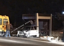 Водитель иномарки не справился с управлением и влетел в остановку в Новороссийске