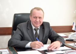 Депутат Александр Шаталов с каждым годом становится все беднее и беднее