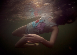 Девочка 6 лет едва не утонула возле мемориала в Новороссийске