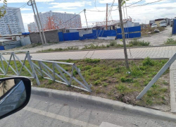Забор "устал" от поцелуя фуры: новороссийцы стали свидетелями аварии
