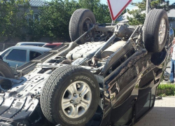 В Новороссийске от удара иномарка легла на крышу