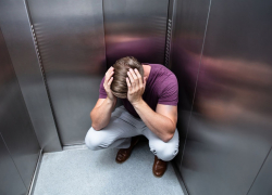«Люди часами ждут помощи»: лифты в одном из ЖК пугают новороссийцев