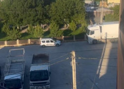 Водители большегрузов продолжают "плевать" на знаки и комфорт новороссийцев