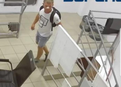 На камеру попал вор в новороссийском кафе "Барбарис"