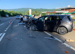 Страшная авария на трассе М-4 «Дон»: большегруз «сгрёб» три авто под Горячим Ключом