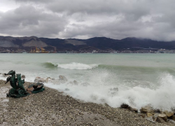 Шторм «Черноморский молот» бьет по Новороссийску и Краснодарскому краю