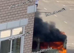 В Новороссийске возле одного из ЖК горит маршрутка