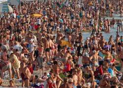 "Сегодня придут еще и местные": на пляжах у Черного моря настоящий аншлаг