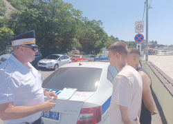 "Сами там парковаться пробовали?": водителей наказали за неправильную парковку в Широкой балке