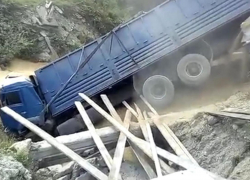 Зерновоз без тормозов улетел в обрыв под Новороссийском