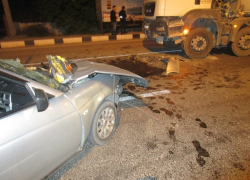 На дороге в Новороссийке в лобовом столкновении проверили на прочность "приору" и бетономешалку