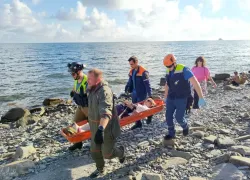 В Новороссийске спасатели два километра несли пострадавшую девушку по берегу моря