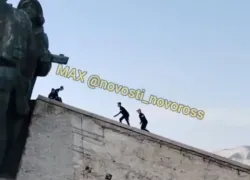 Полицейские заинтересовались, чьи дети бегали по крыше мемориала "Малая земля"
