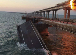 Новороссийцы не попадут в Крым по мосту в ближайшее время: из-за взрыва обрушилась дорога