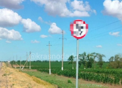 Ничего святого! На дорожных знаках Кубани кто-то нарисовал свастику