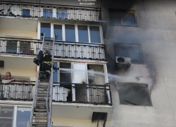 ЧП на Видова -  пожарным пришлось бороться не только с огнем