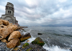 Мигранты на понтонном плоту пытались уплыть прочь из Новороссийска