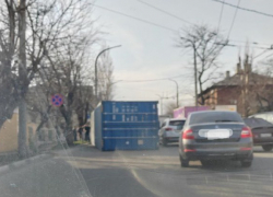 В Новороссийске упал контейнер: на дороге собирается пробка