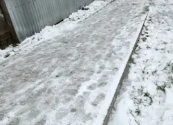 Улицы Новороссийска, где тротуар превратился в каток