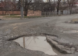 Чудовищные ямы: новороссийцы делают работу "за администрацию"