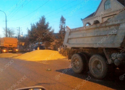 На одной из улиц Новороссийска снова лежат горы зерна