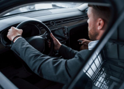 Новороссийцам напомнили, что автоматически заменить водительские права скоро не получится