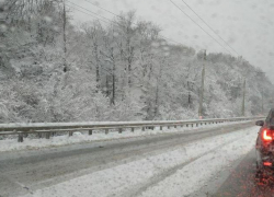 Снежная каша: как обстоят дела на дорогах под Новороссийском 