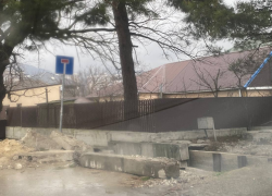 Отремонтировать вновь не успели: что мешает привести в порядок мост в Новороссийске