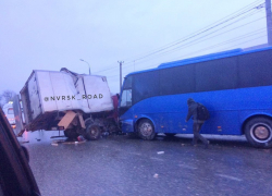 В Новороссийске из-за небезопасного маневра "Газели" пострадали пассажиры туристического автобуса