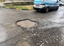 Дорога, как приглашение в автосервис: новороссийцы делятся фотографиями городских ям 
