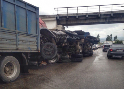 Из-за перевернувшегося зерновоза в Новороссийске образовались гигантские пробки
