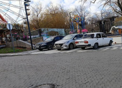 Всем назло: парк Фрунзе превращается в парковку для машин 
