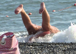 Счет утопленников в Новороссийске нулевой: пожилую женщину откачали на берегу 