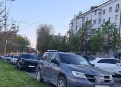 Новороссийцы припарковали машину прямо на газоне