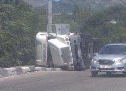 Очевидцы утверждают, что парню оторвало ноги под опрокинувшимся прицепом