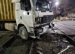Жуткое ДТП в Новороссийске: большегруз врезался в поезд 