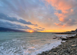 Погода в Новороссийске: всё ещё тепло и можно лежать на пляже 