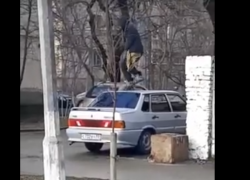 Возмездие или хулиганство: новороссиец повеселился на крыше чужого авто