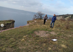 Крупный обвал в Новороссийске взяли на контроль спасатели